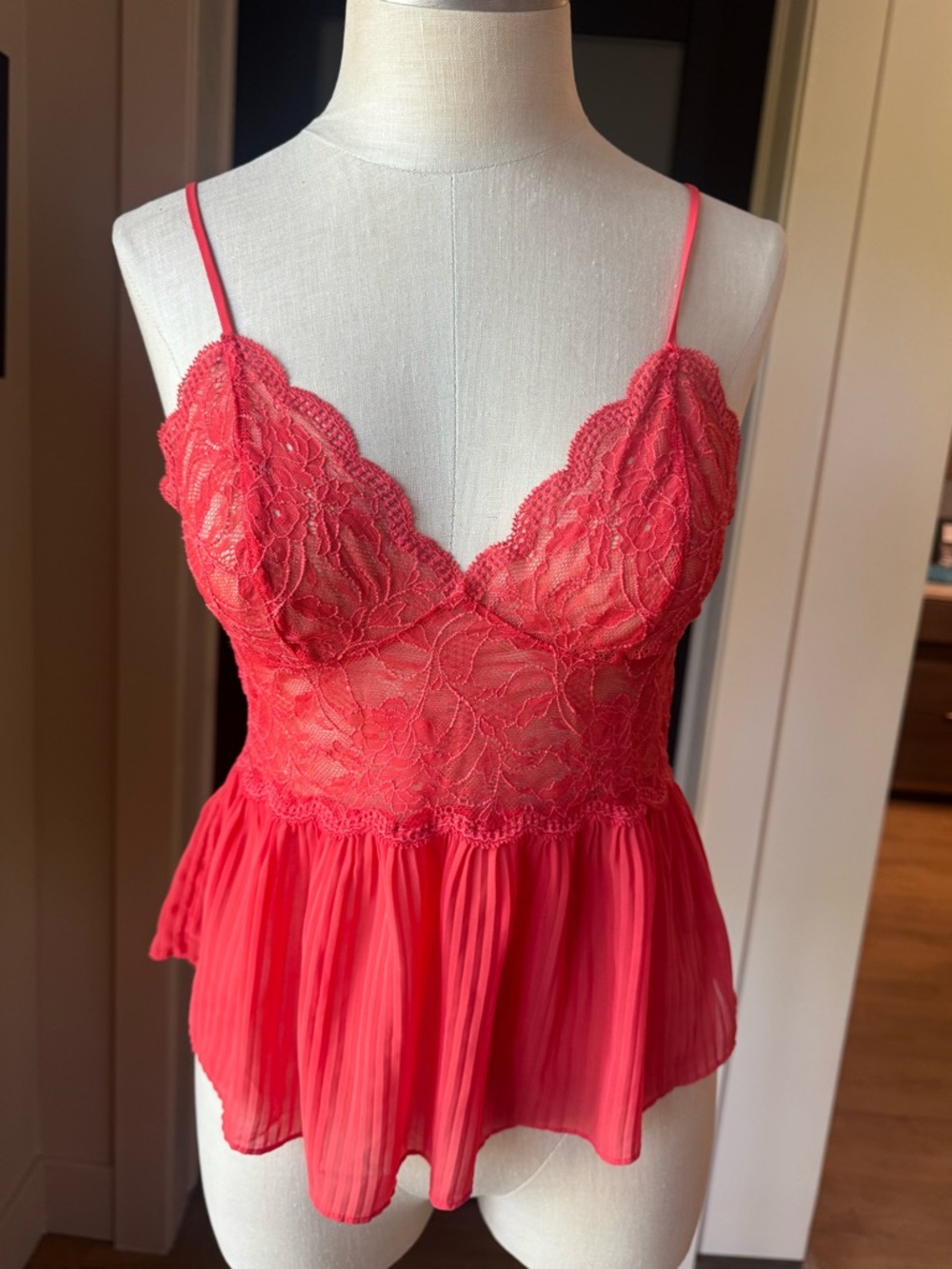 Y2K Victorias Secret Lace & Pleated Spaghetti Strap Camisole | Coral Pink | SZ M